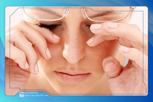 LÀM GÌ KHI BỤI BAY VÀO MẮT?