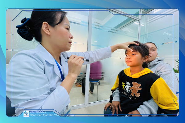 “MẸ ƠI… BẠN CON CHỌC CON LÀ ĐỨA MẮT LÉ…”